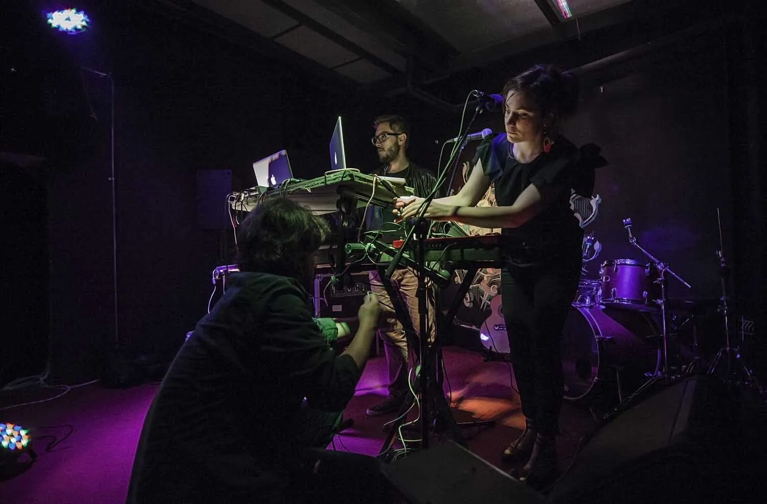 Horacio live with a band on an intimate stage