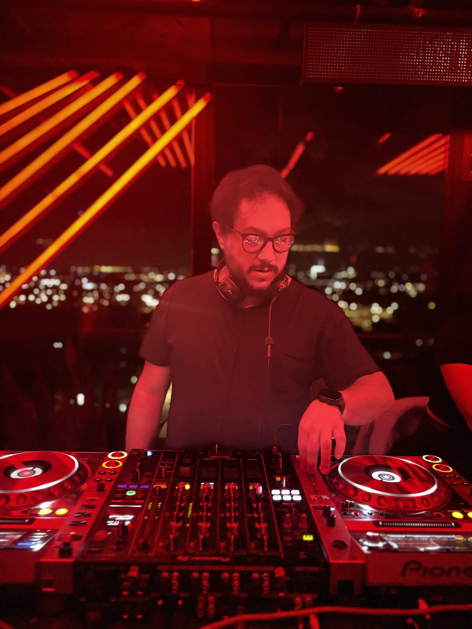 HOB in the booth at Saint Tropez, with Bogotá by night behind (1)