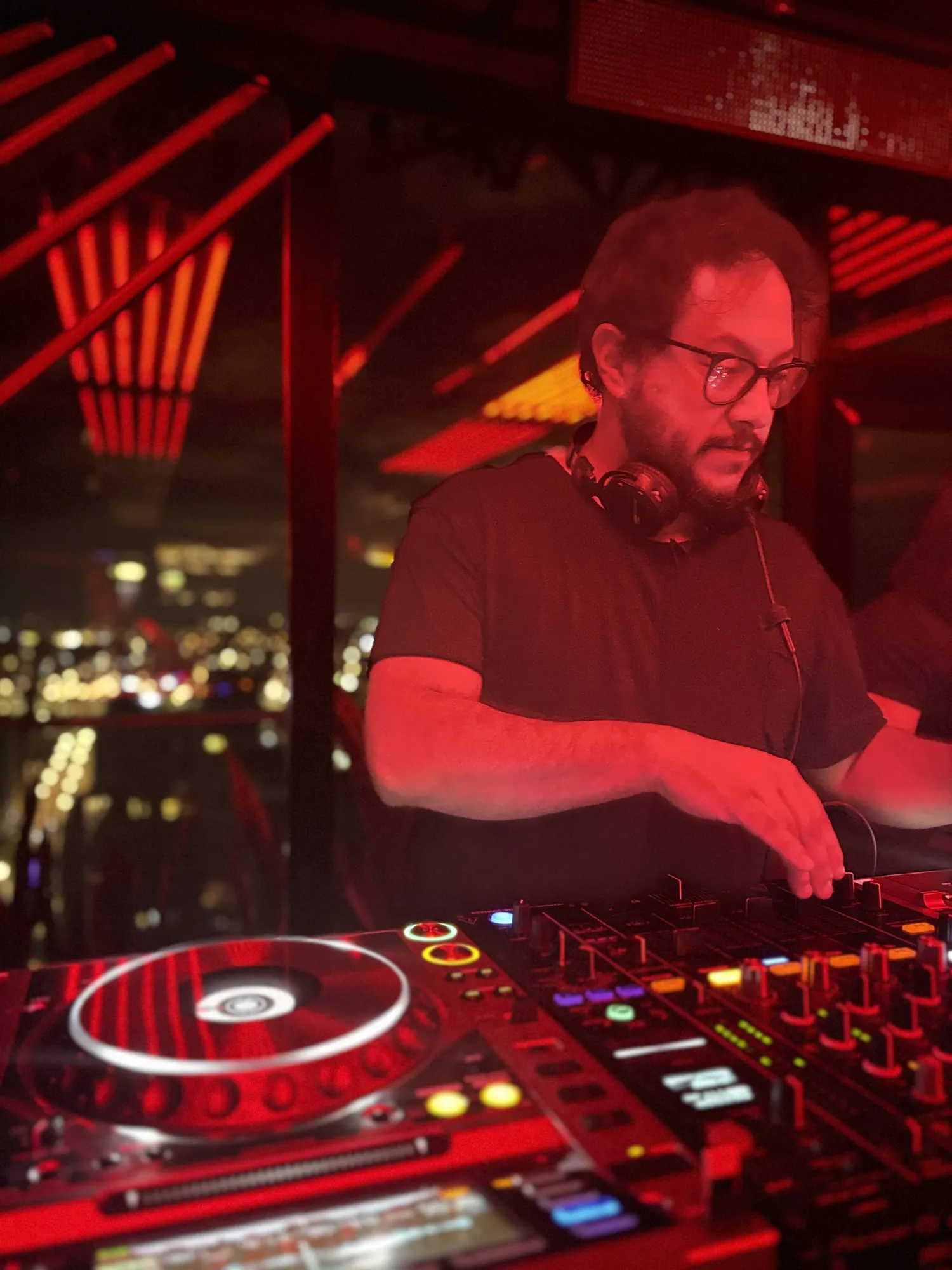 HOB in the booth at Saint Tropez, with Bogotá by night behind (2)
