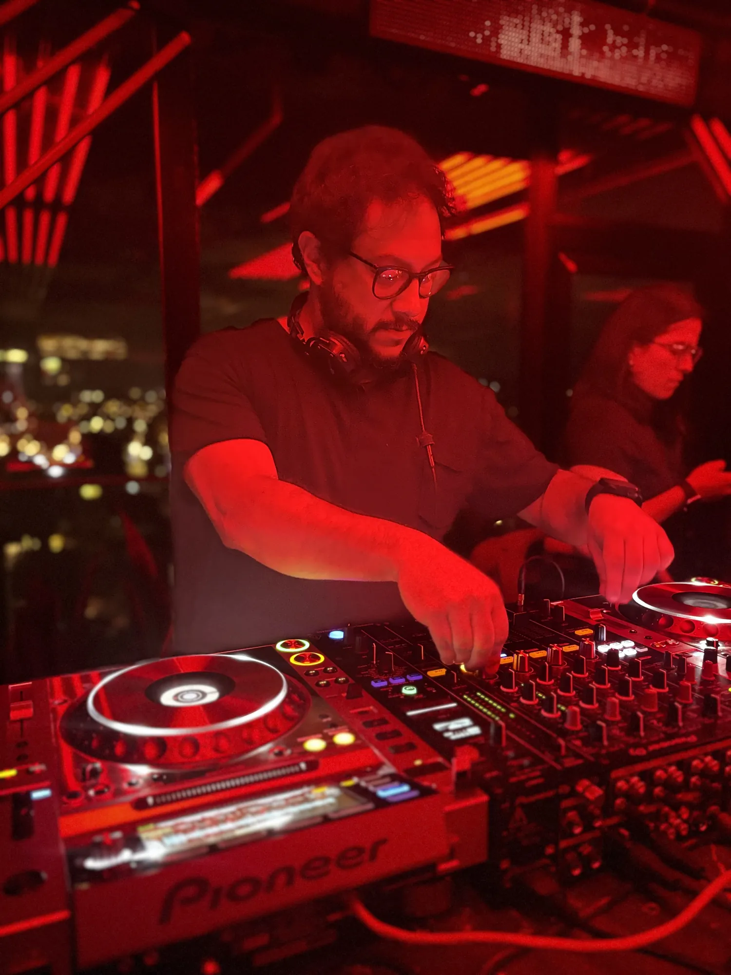 HOB in the booth at Saint Tropez, with Bogotá by night behind (3)