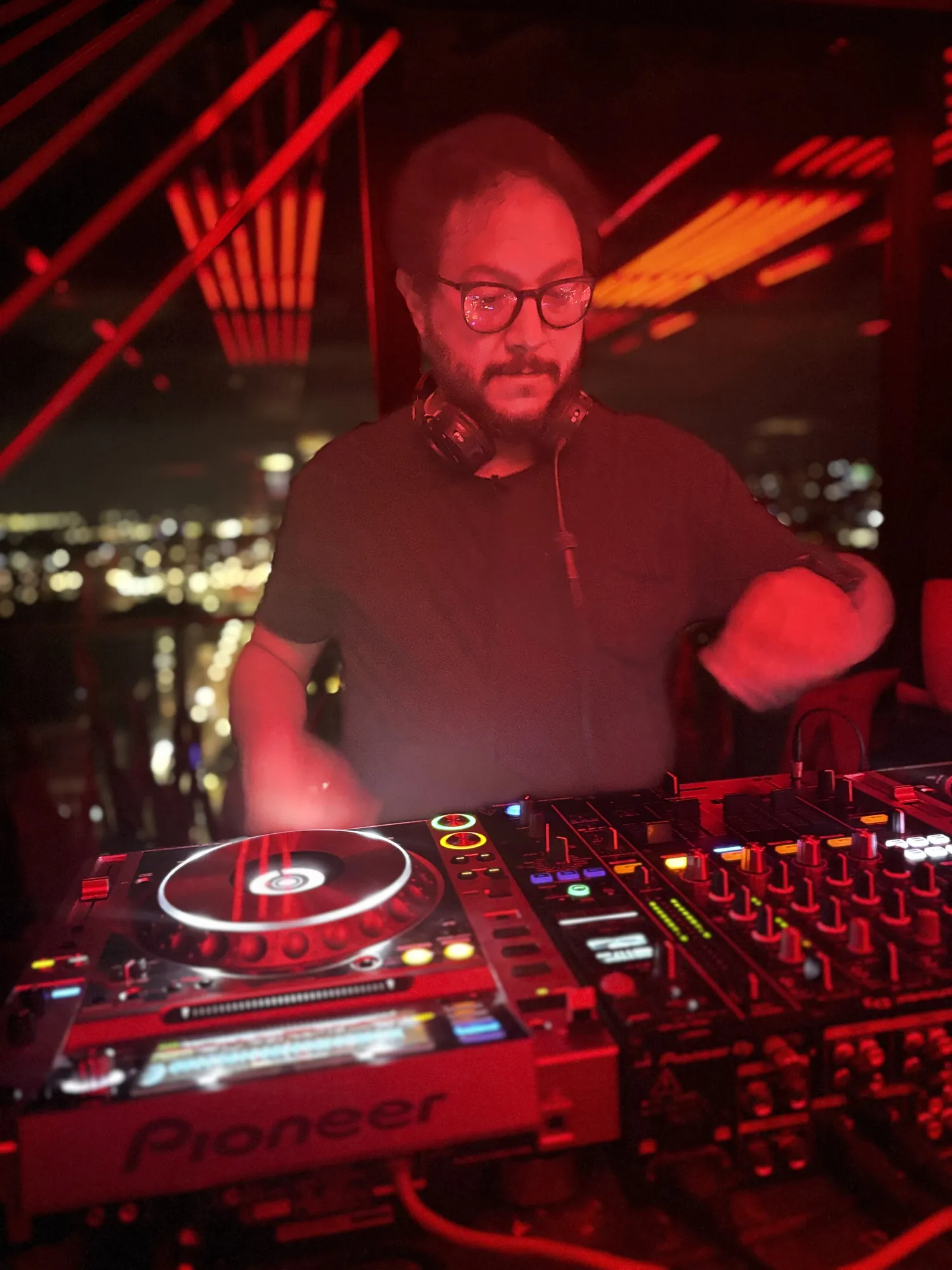 HOB in the booth at Saint Tropez, with Bogotá by night behind (5)